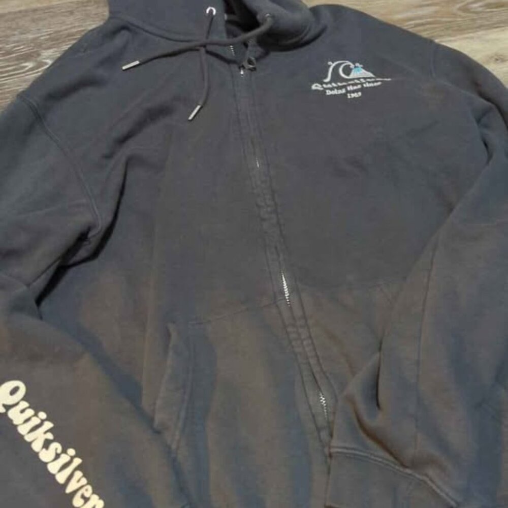 Quiksilver mens small zip up hoodie‎